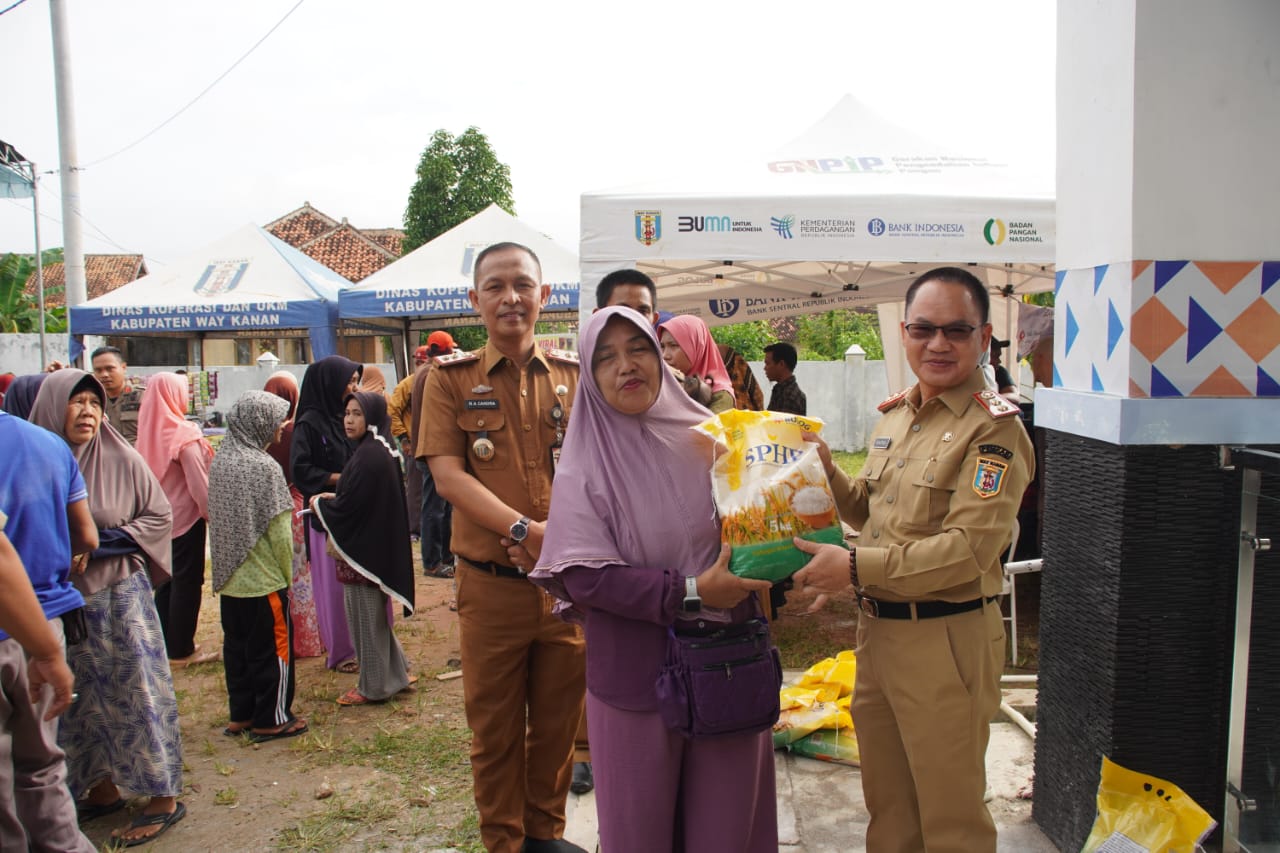 Ribuan Warga Antri dan Antusias Datangi Bazar Tebus Beras Murah Dinas Ketahanan Pangan Way Kanan