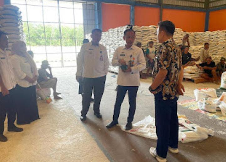Cek Kualitas Mutu dan Stok Beras, Dinas Ketahanan Pangan Bersama Dinas Sosial Way Kanan Pantau Gudang Bulog