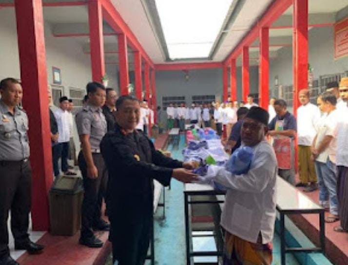 Kalapas kls II B Way Kanan Bagikan Peralatan Kebutuhan Dasar pada Warga Binaan