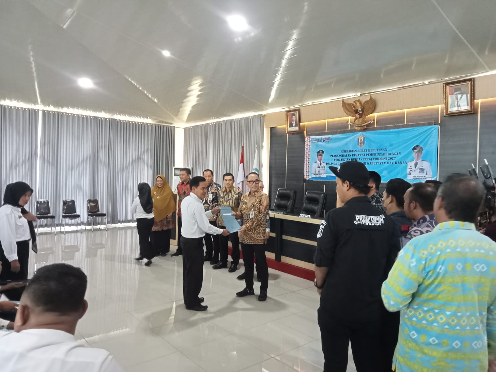 Bupati Way Kanan Bagikan SK Nomor Induk kepada 96 PPPK Tahun 2024