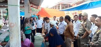 Pemkab Way Kanan Melalui Disperindag Monitoring Harga Sembako di Pasar KM 2 Blambangan Umpu