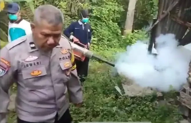 Polisi Bersama Dinkes Tengah Lakukan Fogging Cegah Penyakit DBD di Way Kanan
