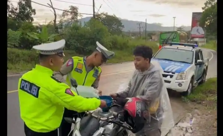 Polisi Bantu Pemudik Roda 2 Kehabisan BBM di Jalinsum Waykanan