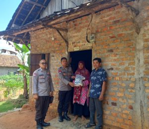 Satbinmas Polres Way Kanan Salurkan Bansos dan Himbauan Warga Tidak Terpengaruh Hoax