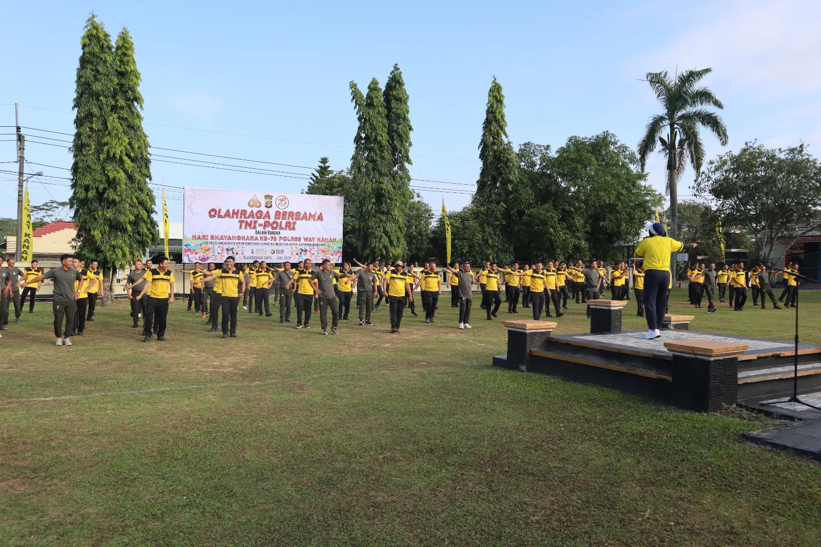 Peringati Hari Bhayangkara Ke 78, Polres Way Kanan Gelar Olahraga Bersama Dengan TNI