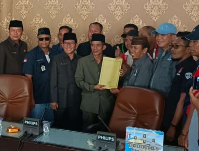 Ratusan Wartawan Gelar Aksi Damai di Halaman Kantor DPRD Way Kanan Terkait Mazda Yulita