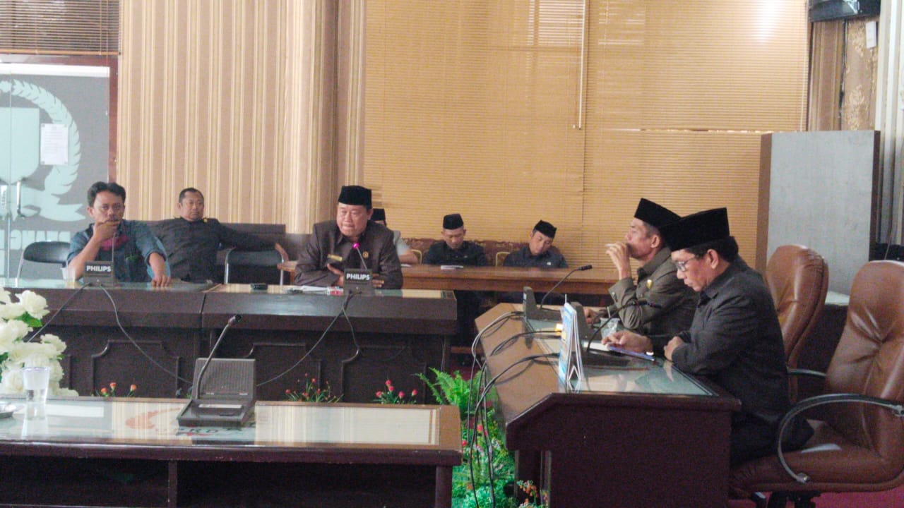 Insan Pers Geruduk Skretariat DPRD Way Kanan