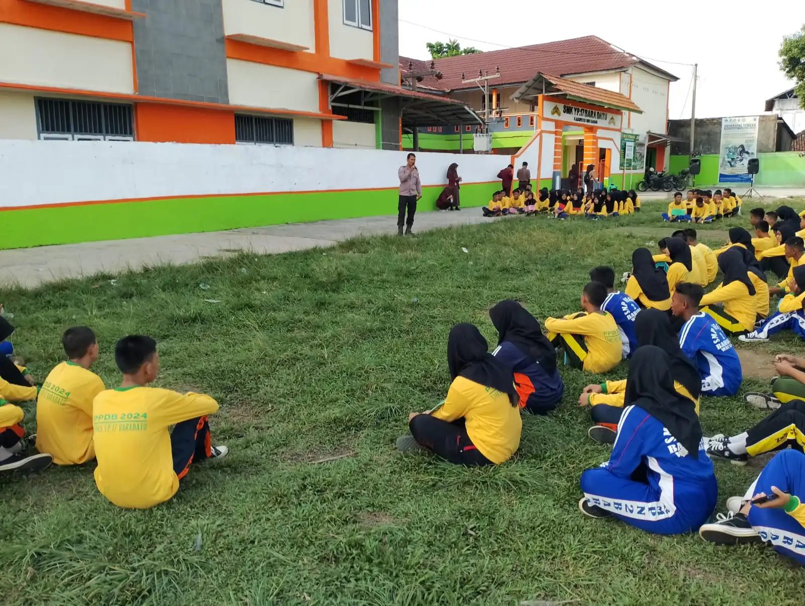 Polisi Adakan Binluh Saat MPLS di SMK YP 17 Baradatu