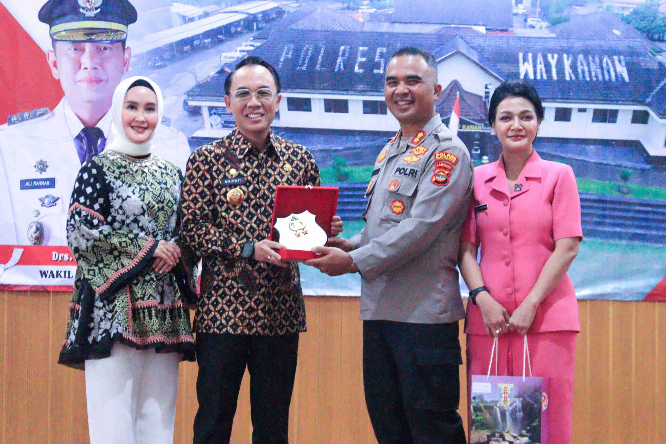 Pisah Sambut Kapolres Way Kanan, Bupati Adipati Ucapkan Terima Kasih Atas Pengabdian Selama Bertugas