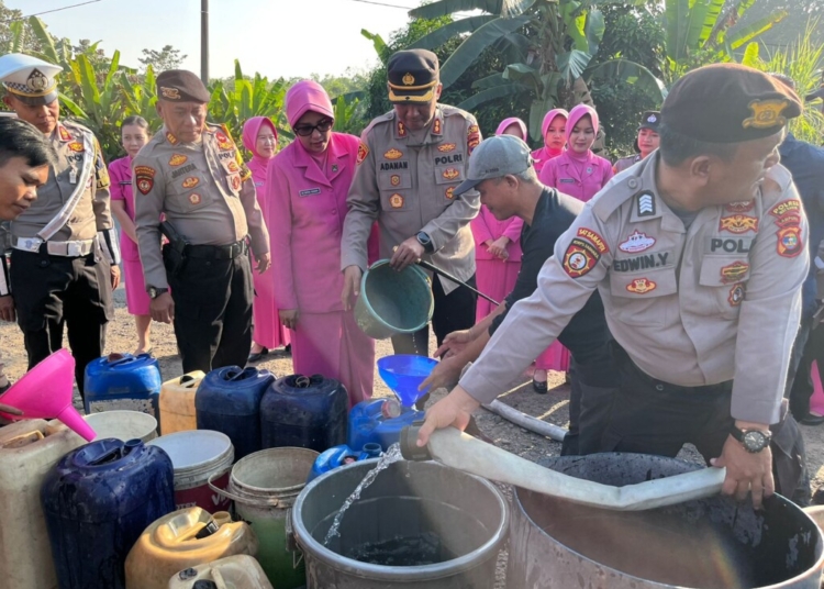 Polres Way Kanan Salurkan Air Bersih di Kampung Negeribaru