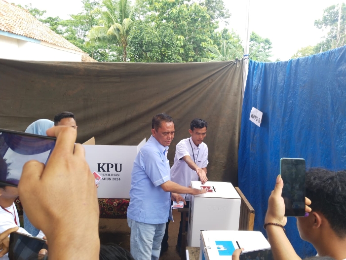 Calon Bupati Waykanan Ali Rahman MT Nyoblos di TPS 07